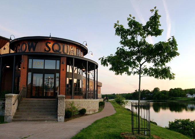 The entrance of Glasgow Square, near the East River.
